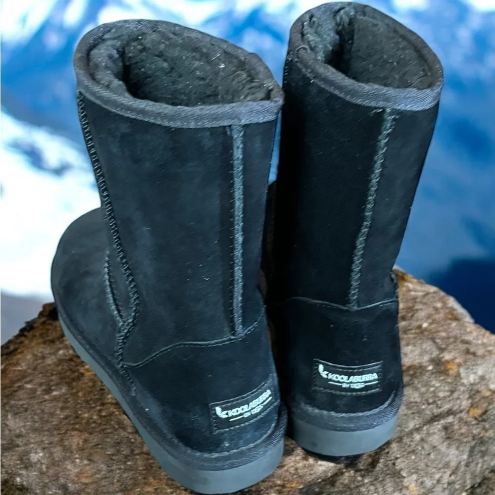 UGG Women’s Classic Black Suede Leather Sherpa Lined Short II Boot. Size 7.